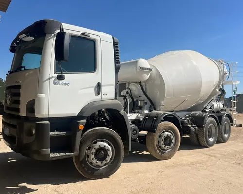 Caminhão betoneira 6x4 preparado para operação em obra